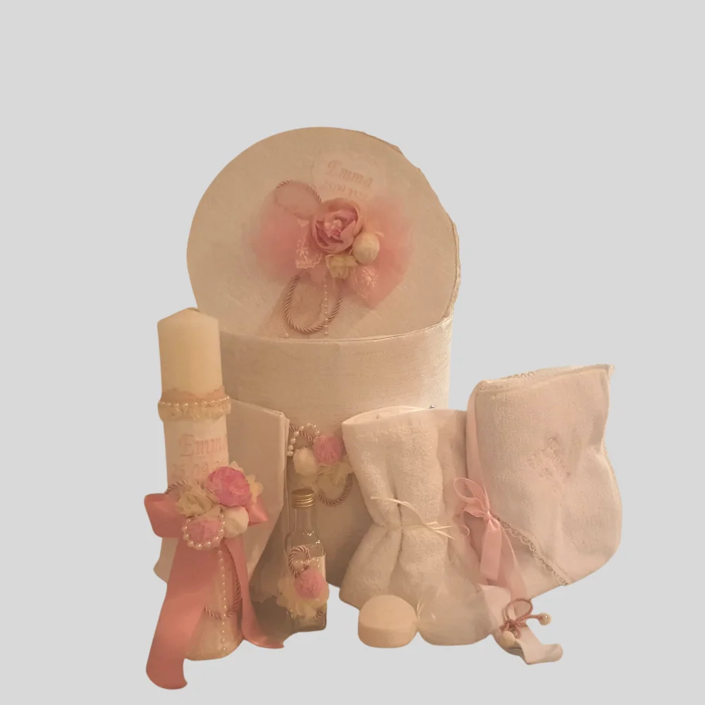 Beautiful Flower este cel mai nou model de trusou complet format din 7 piese minunate și super-atrăgătoare. Setul include cutia atent decorată și personalizată în mod gratuit pe capac cu numele bebelușului și data botezului. Florile delicate s-au lipit de cutia de trusou, dorind să ia parte la evenimentul de botez al micuței tale prințese. O vor însoți pe fetiță în cea mai importantă zi din viața ei și îi vor călăuzi mai departe frumosul destin.