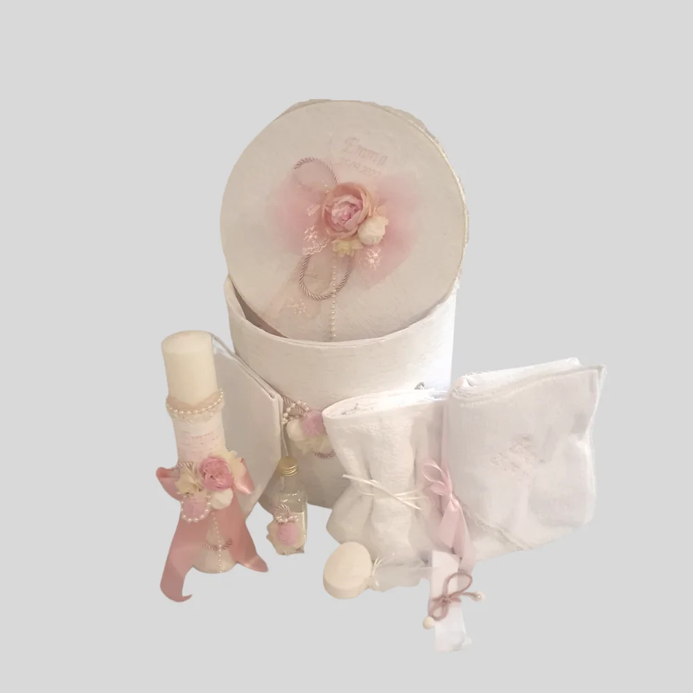 Beautiful Flower este cel mai nou model de trusou complet format din 7 piese minunate și super-atrăgătoare. Setul include cutia atent decorată și personalizată în mod gratuit pe capac cu numele bebelușului și data botezului. Florile delicate s-au lipit de cutia de trusou, dorind să ia parte la evenimentul de botez al micuței tale prințese. O vor însoți pe fetiță în cea mai importantă zi din viața ei și îi vor călăuzi mai departe frumosul destin._3