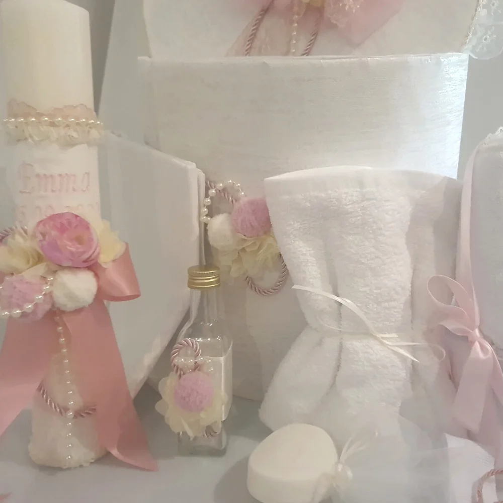 Beautiful Flower este cel mai nou model de trusou complet format din 7 piese minunate și super-atrăgătoare. Setul include cutia atent decorată și personalizată în mod gratuit pe capac cu numele bebelușului și data botezului. Florile delicate s-au lipit de cutia de trusou, dorind să ia parte la evenimentul de botez al micuței tale prințese. O vor însoți pe fetiță în cea mai importantă zi din viața ei și îi vor călăuzi mai departe frumosul destin._2