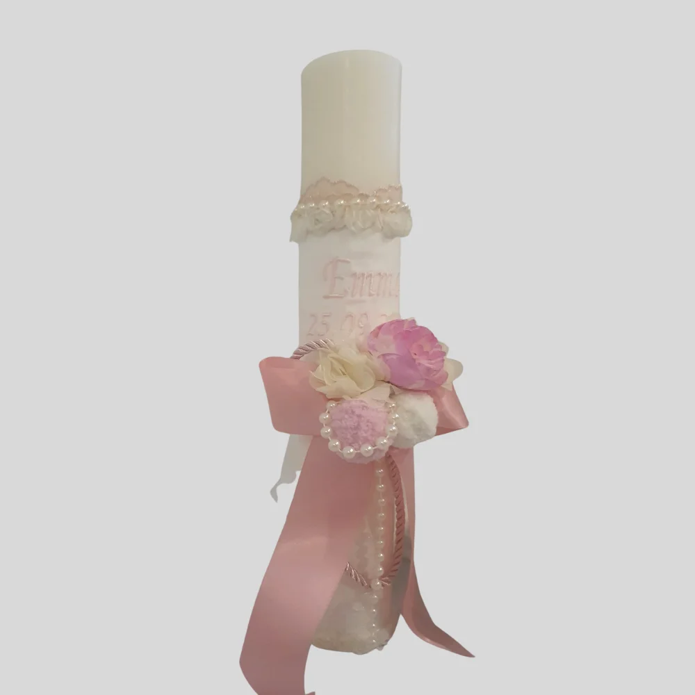 Beautiful Flower este cel mai nou model de trusou complet format din 7 piese minunate și super-atrăgătoare. Setul include cutia atent decorată și personalizată în mod gratuit pe capac cu numele bebelușului și data botezului. Florile delicate s-au lipit de cutia de trusou, dorind să ia parte la evenimentul de botez al micuței tale prințese. O vor însoți pe fetiță în cea mai importantă zi din viața ei și îi vor călăuzi mai departe frumosul destin._1