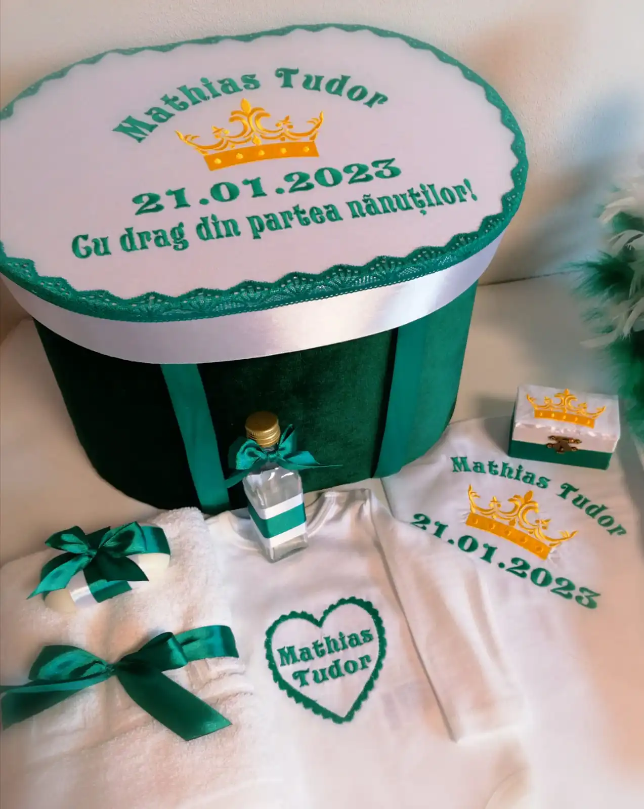 Set Lumânare +Trusou Complet Botez Royal Green 10 piese Set Lumânare +Trusou Complet Botez Royal Green 10 piese