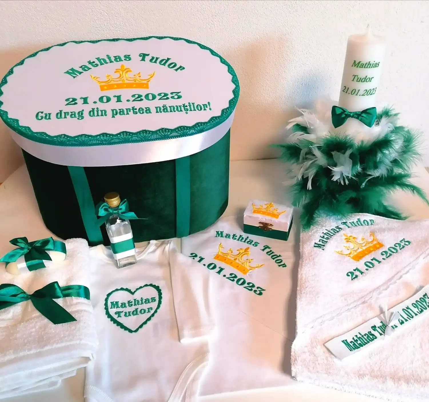 Set Lumânare +Trusou Complet Botez Royal Green 10 piese Set Lumânare +Trusou Complet Botez Royal Green 10 piese