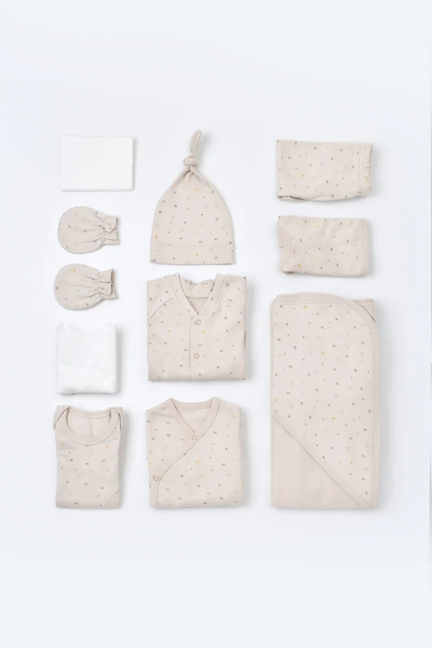set-de-10-piese-pentru-nou-nascut-100-bumbac-organic-crem-cu-buline7396