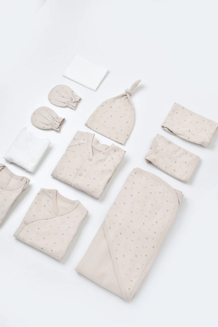 set-de-10-piese-pentru-nou-nascut-100-bumbac-organic-crem-cu-buline7397