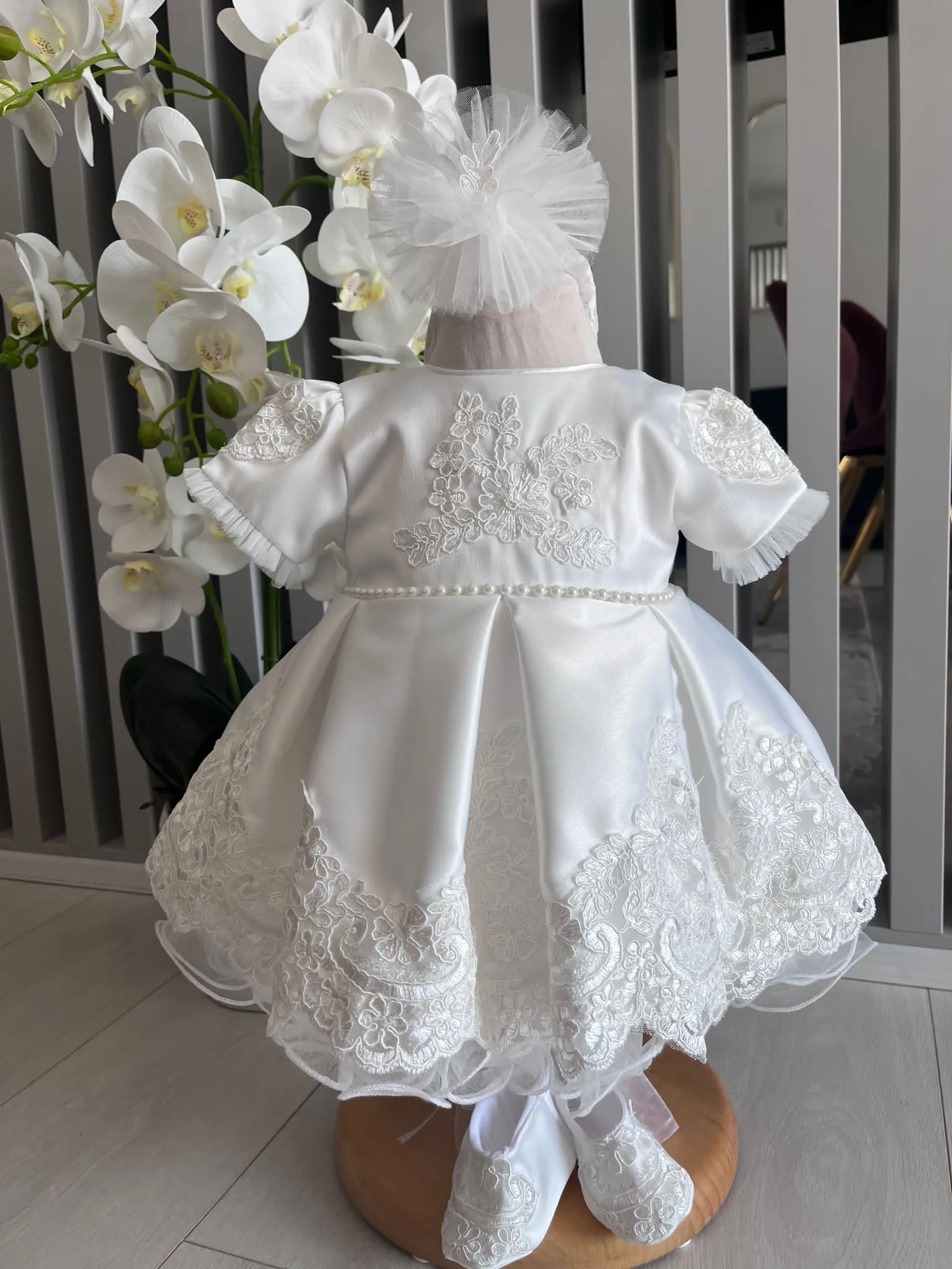 , culoarea inocenței și a purității, perfectă pentru creștinarea unui mic îngeraș. Prețul include 3 piese: PHOTO