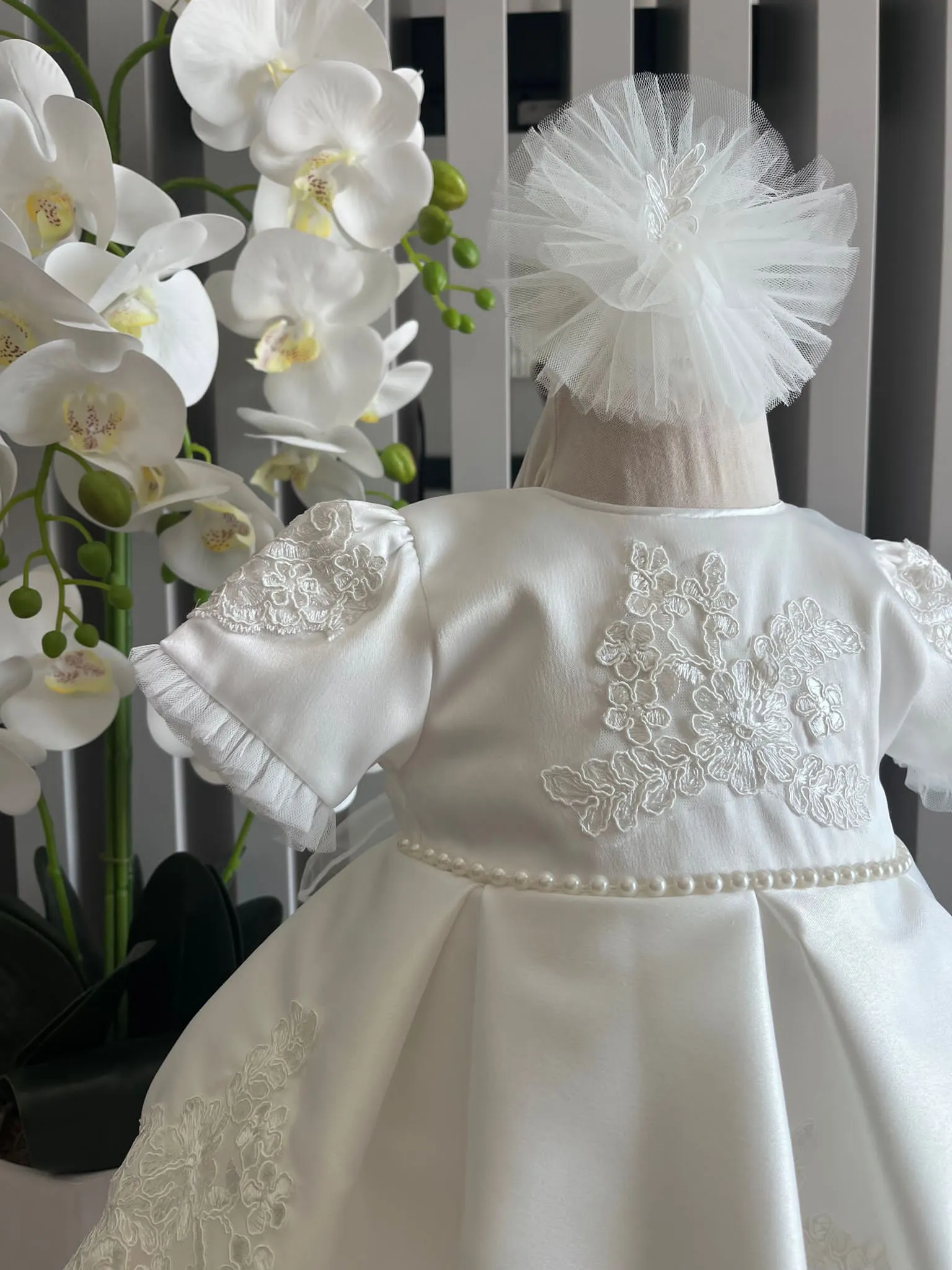 , culoarea inocenței și a purității, perfectă pentru creștinarea unui mic îngeraș. Prețul include 3 piese: PHOTO