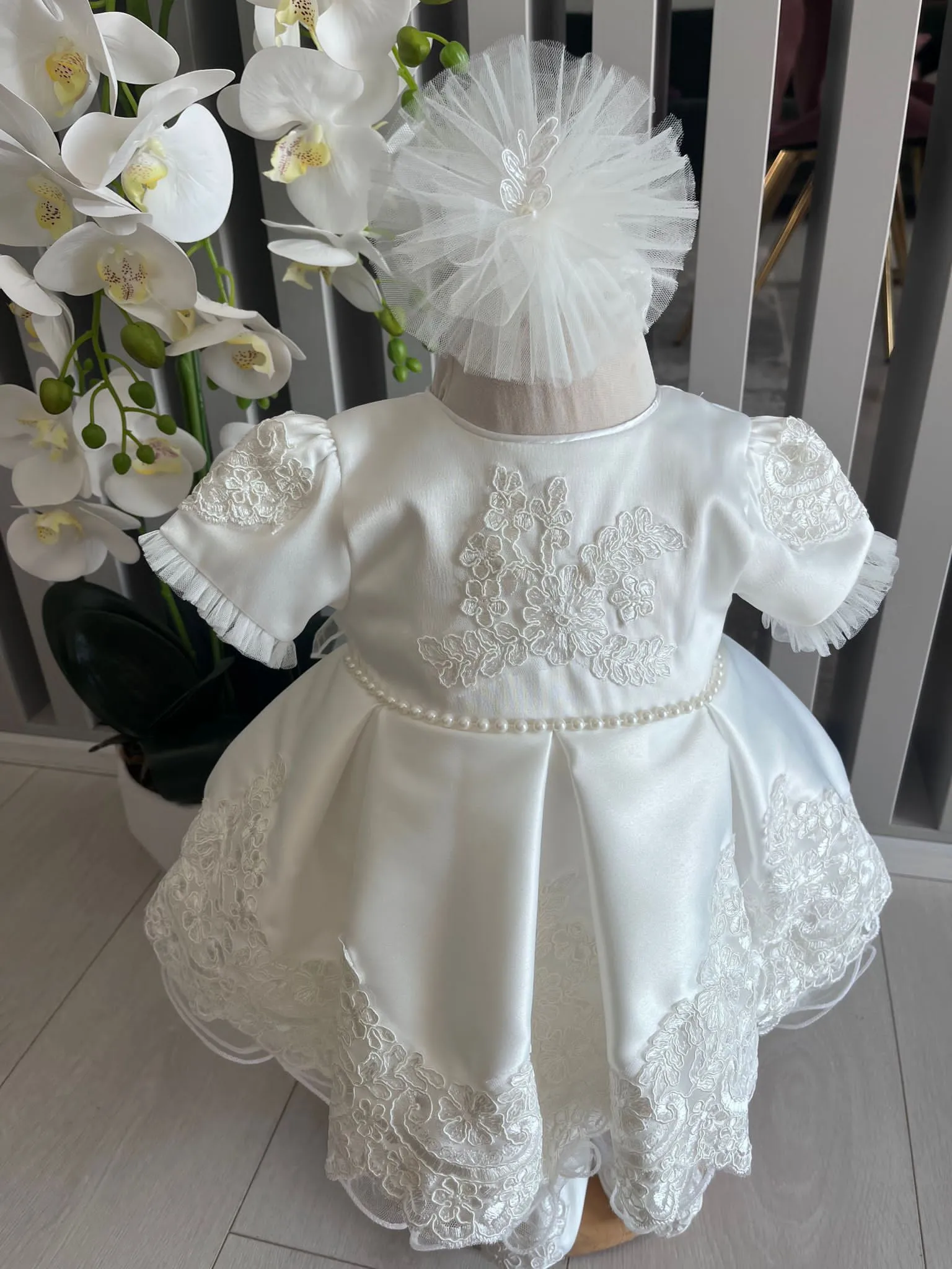 , culoarea inocenței și a purității, perfectă pentru creștinarea unui mic îngeraș. Prețul include 3 piese: PHOTO