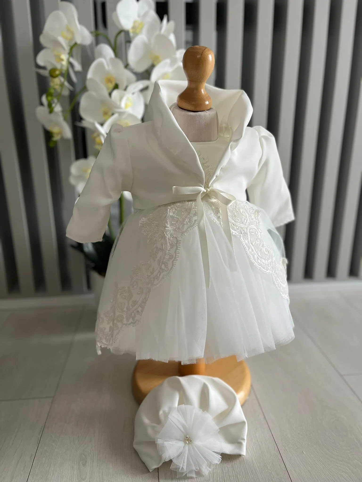 Rochita Botez Pearl White WhatsApp Image at