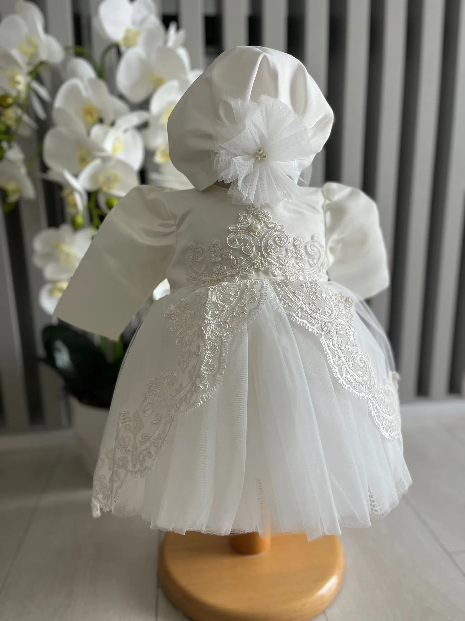 Rochita Botez Pearl White WhatsApp Image at